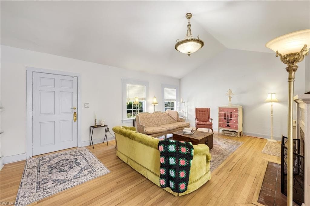 1321 Donna DR-5