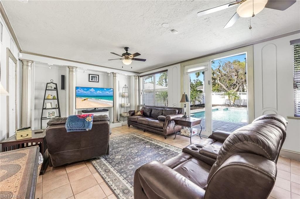 1321 Donna DR-27