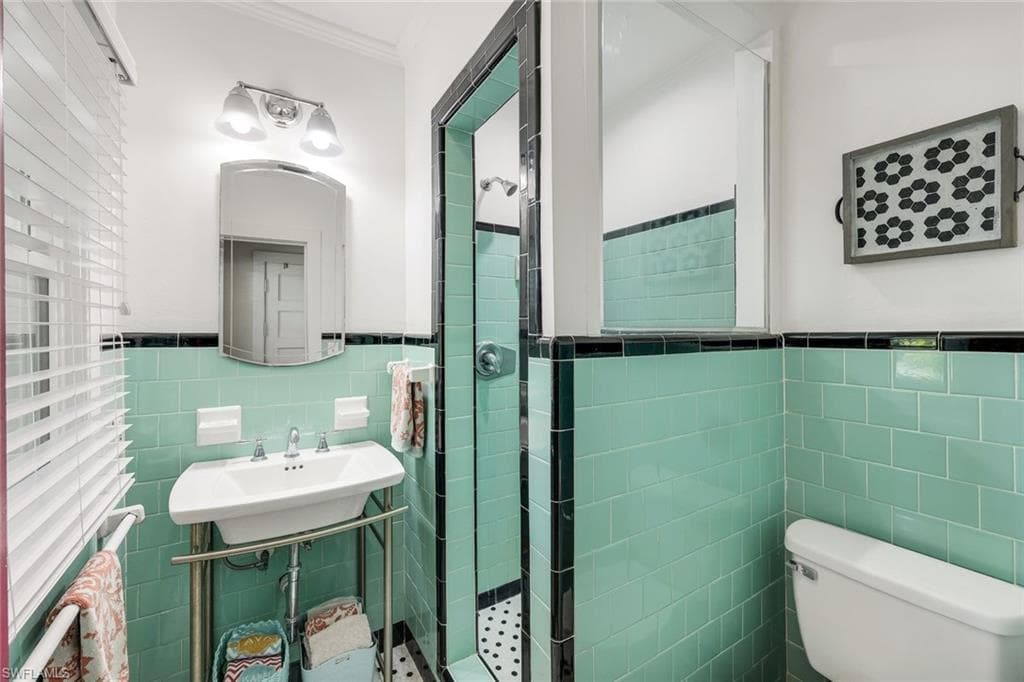 1321 Donna DR-23