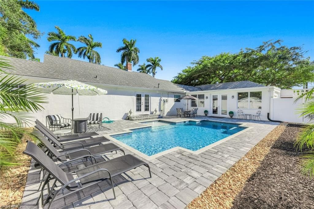 1321 Donna DR-32