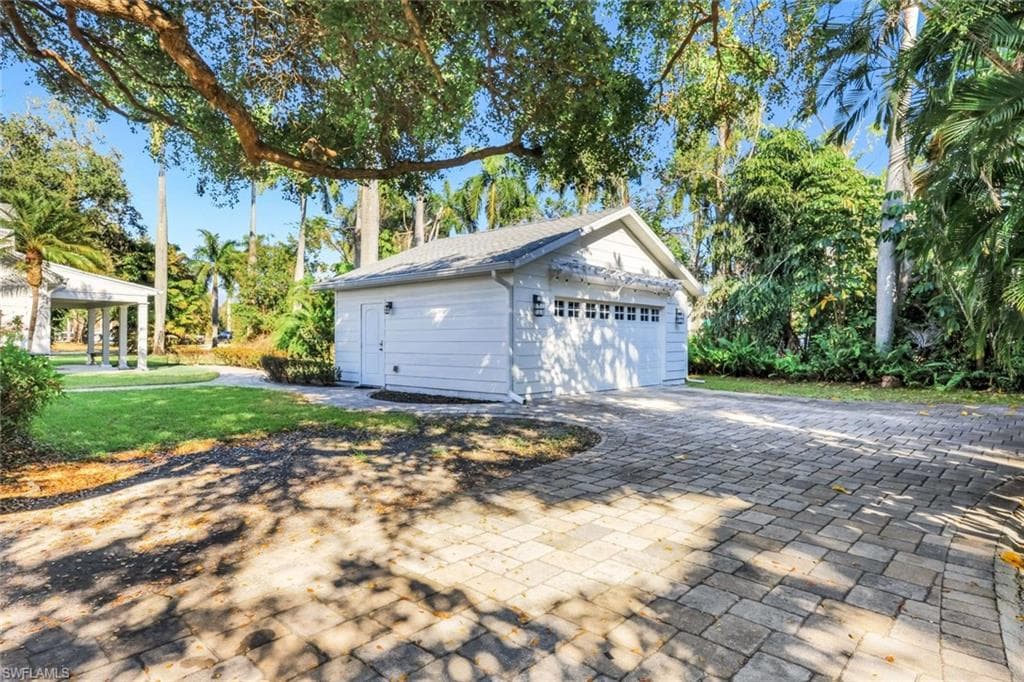 1321 Donna DR-39