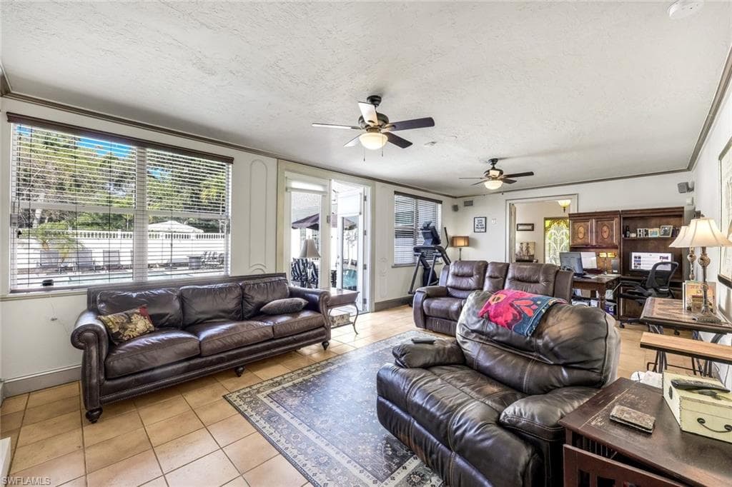 1321 Donna DR-28