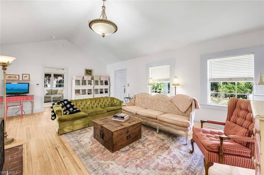 1321 Donna DR-7