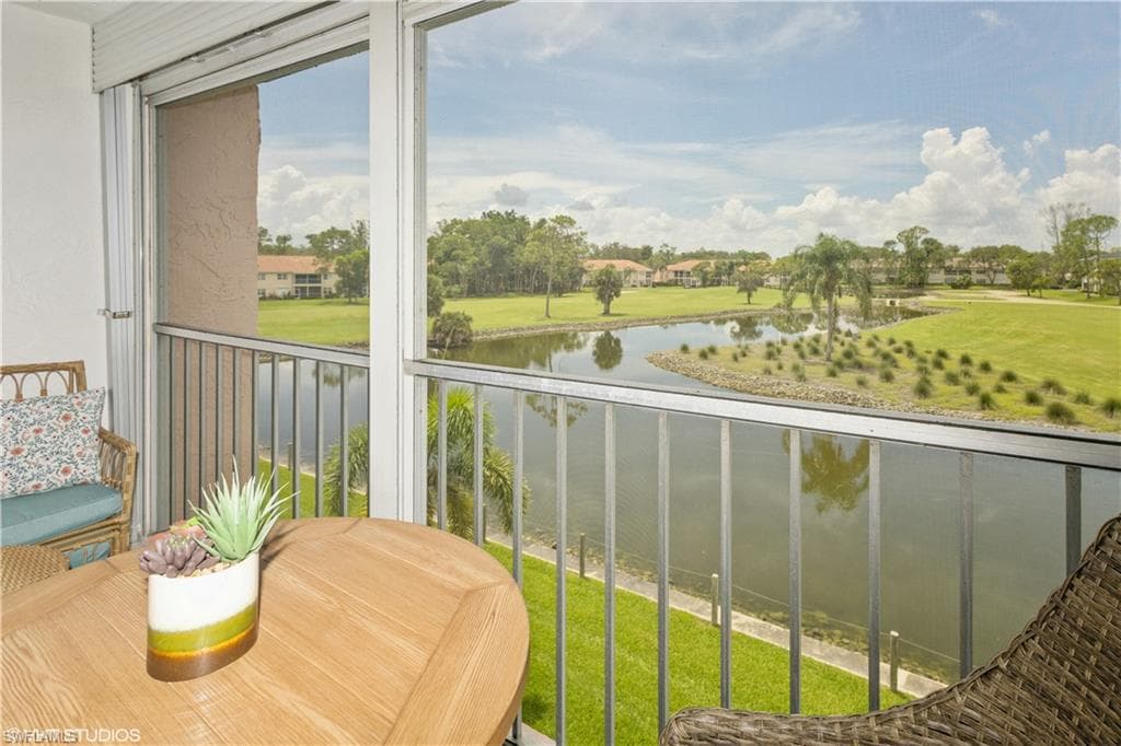 190 Turtle Lake CT # 311, NAPLES FL 34105-28