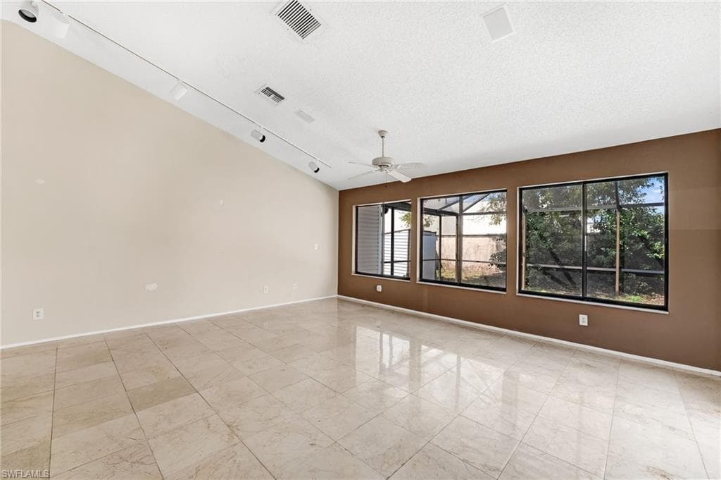 5581 Longleaf DR-16