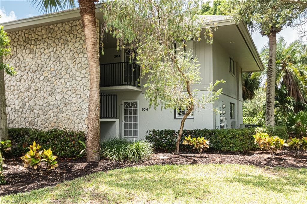 746 Eagle Creek DR W 104-1