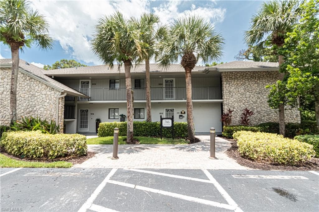 746 Eagle Creek DR W 104-2