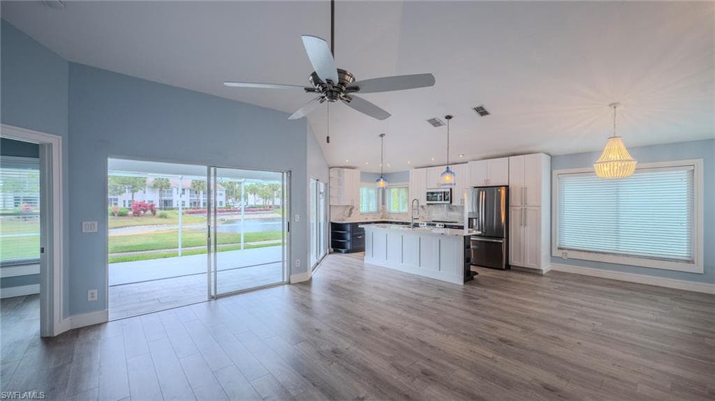 20978 Country Barn DR-5