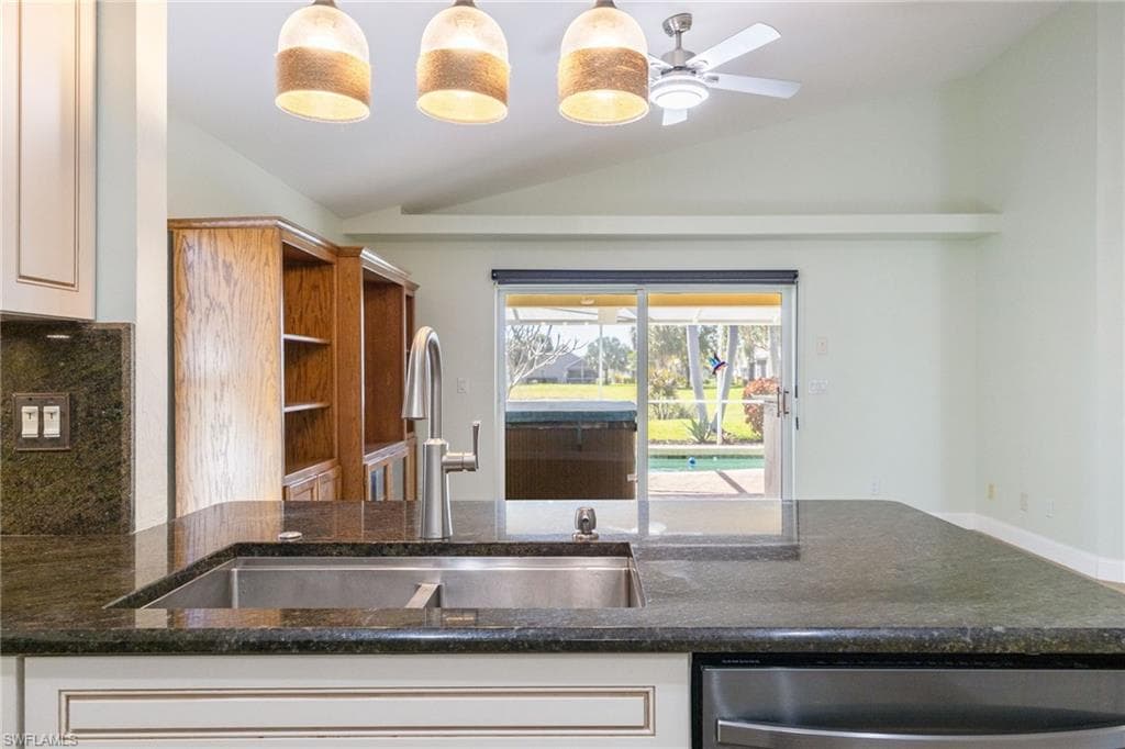 9273 Palm Island CIR-19