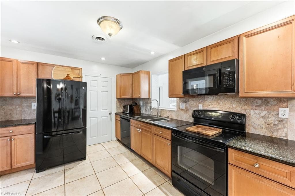 1511 Alcazar AVE-16