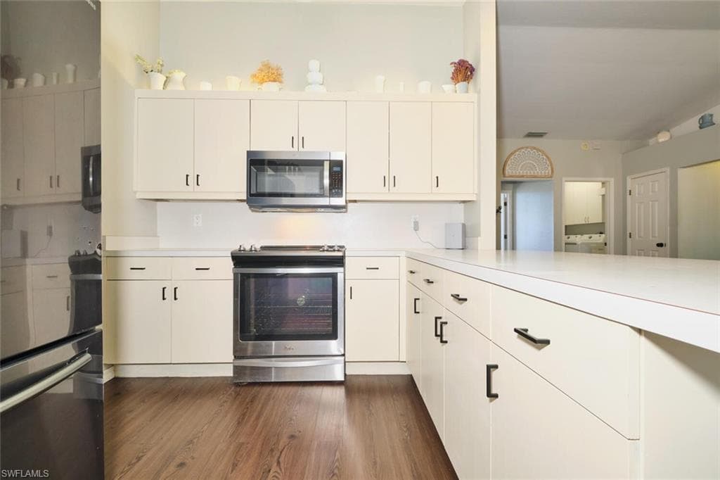 6649 Hartland ST-30