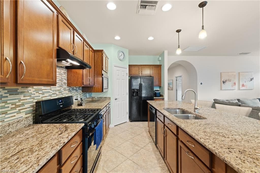 7022 Live Oak DR-11