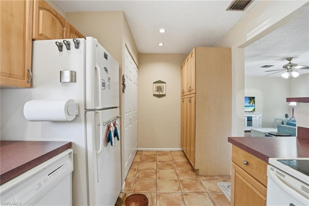4289 Island CIR 1-16