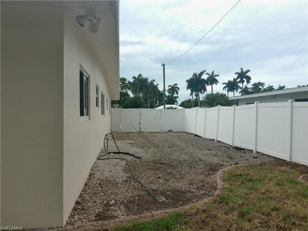 1443 Ricardo AVE-23