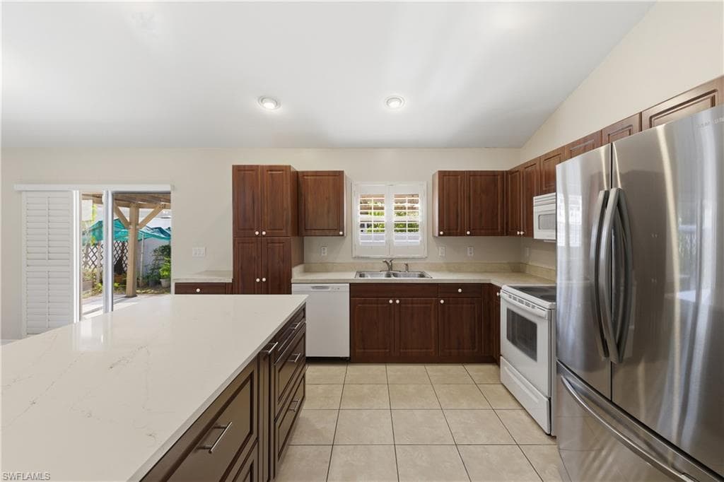 1082 Ridgeway DR-6