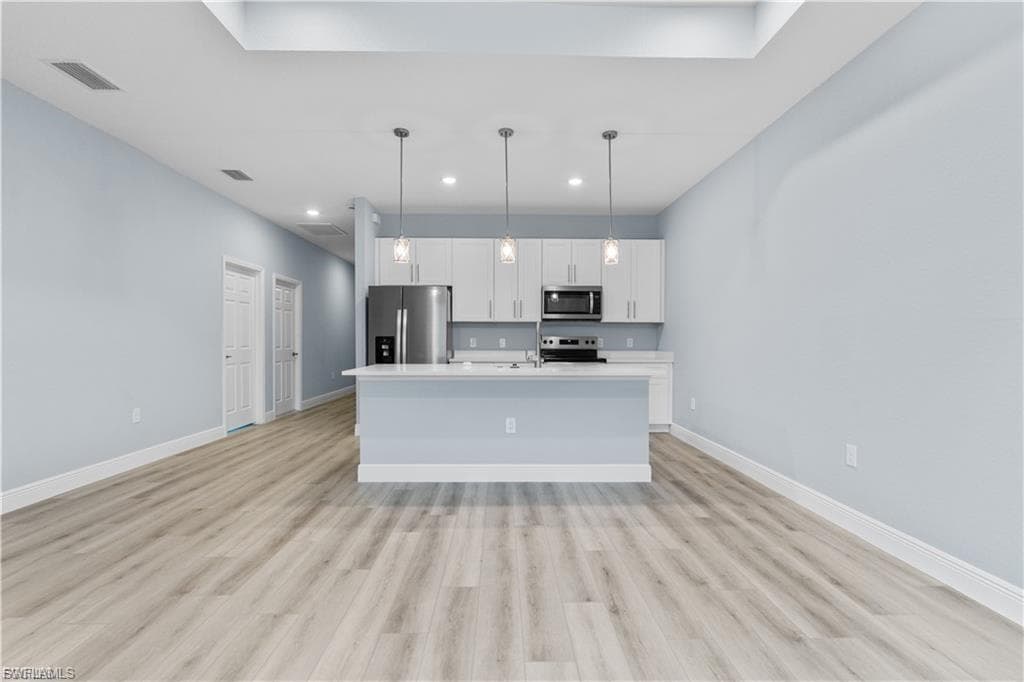 704 Broadway AVE-13