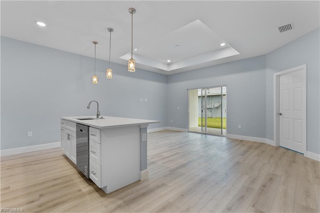 704 Broadway AVE-14