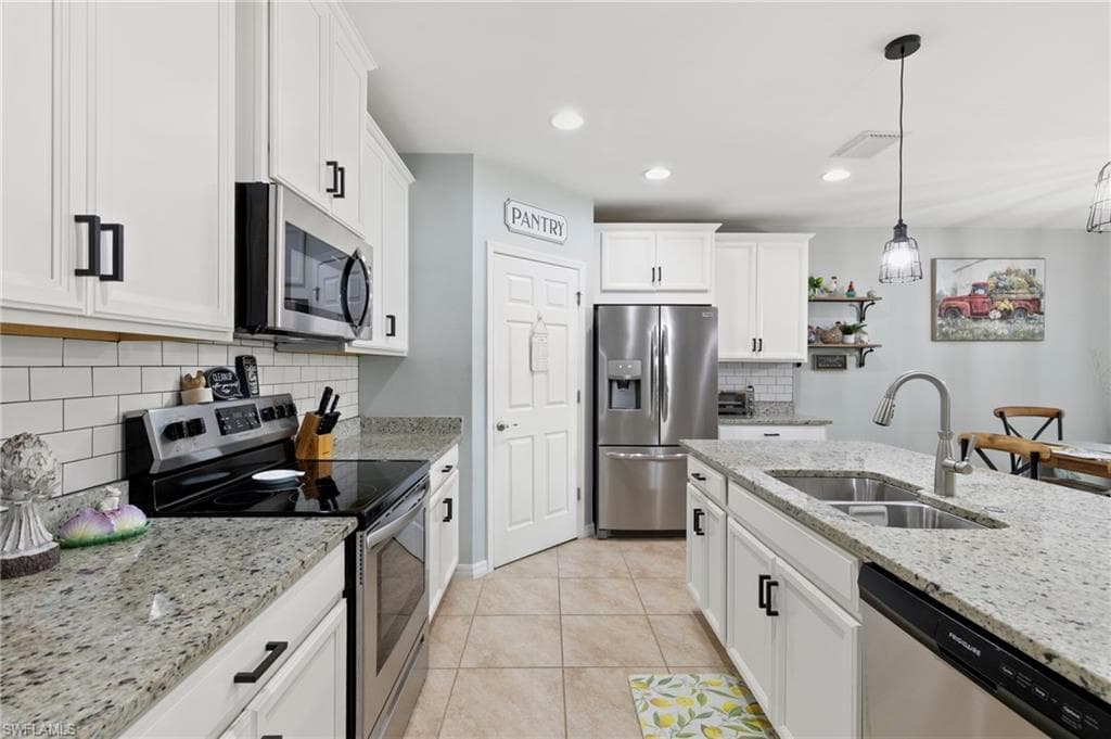 3215 Birchin LN-4