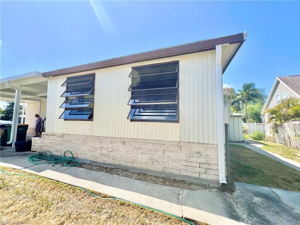 573 Cape Florida LN-26