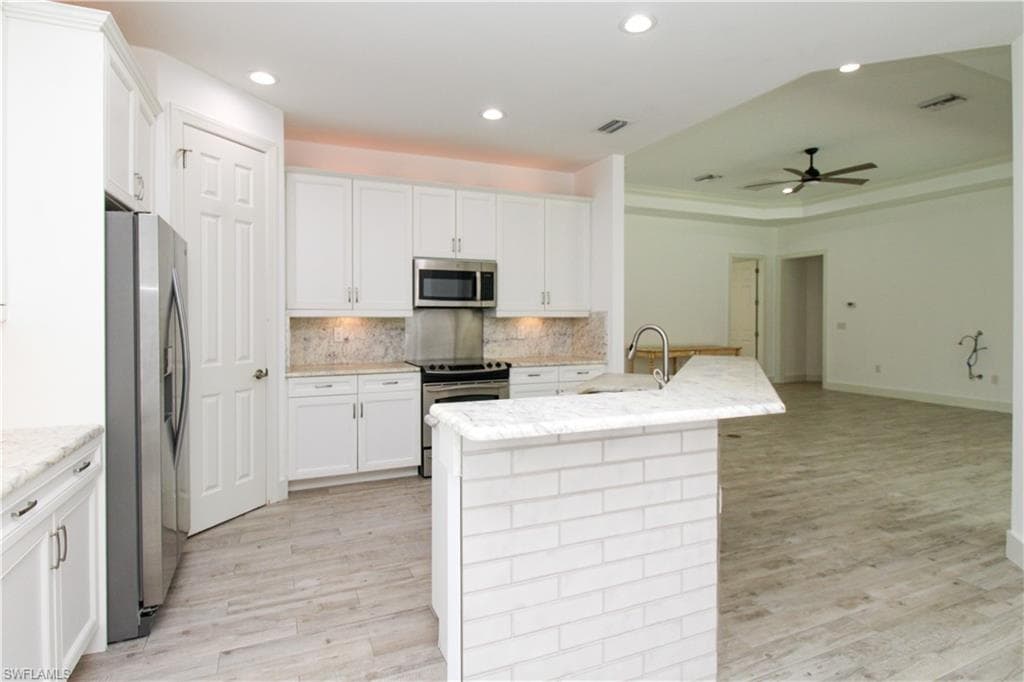 1371 Michigan AVE-19
