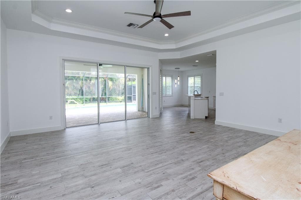 1371 Michigan AVE-13