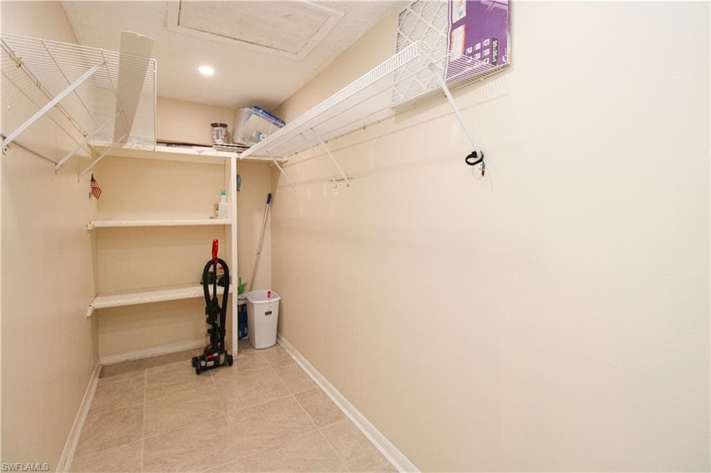 600 Valley Stream DR F9-27