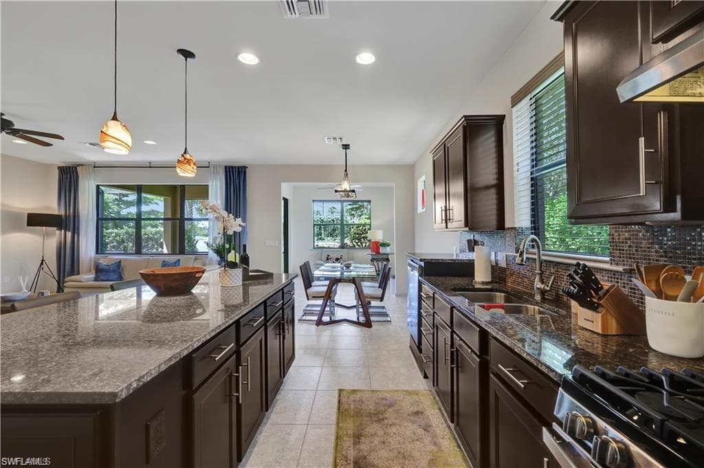 7103 Lily WAY-5