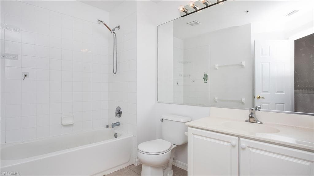 880 Hampton CIR-26
