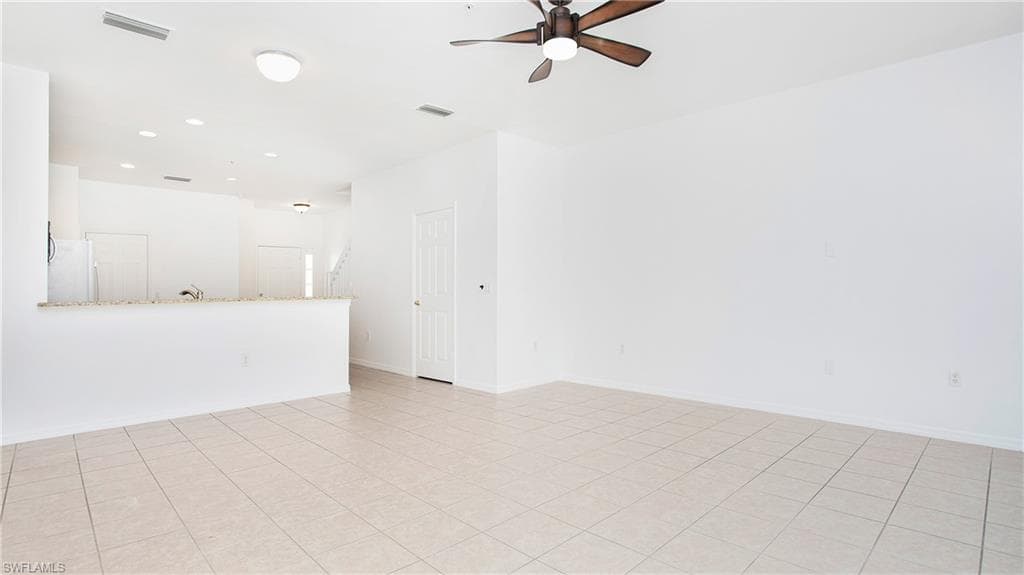 880 Hampton CIR-12