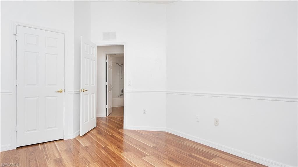 880 Hampton CIR-25
