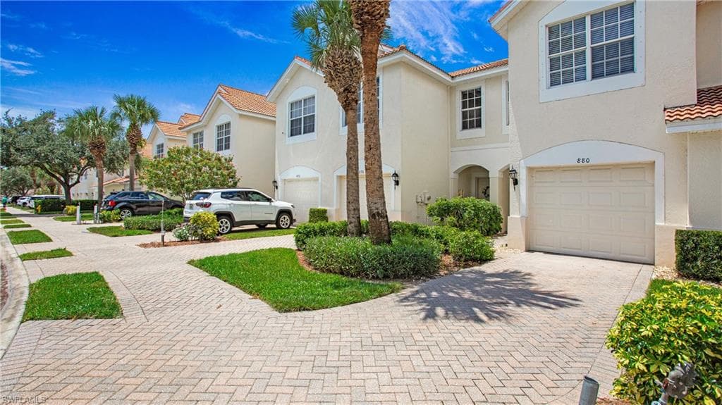 880 Hampton CIR-31