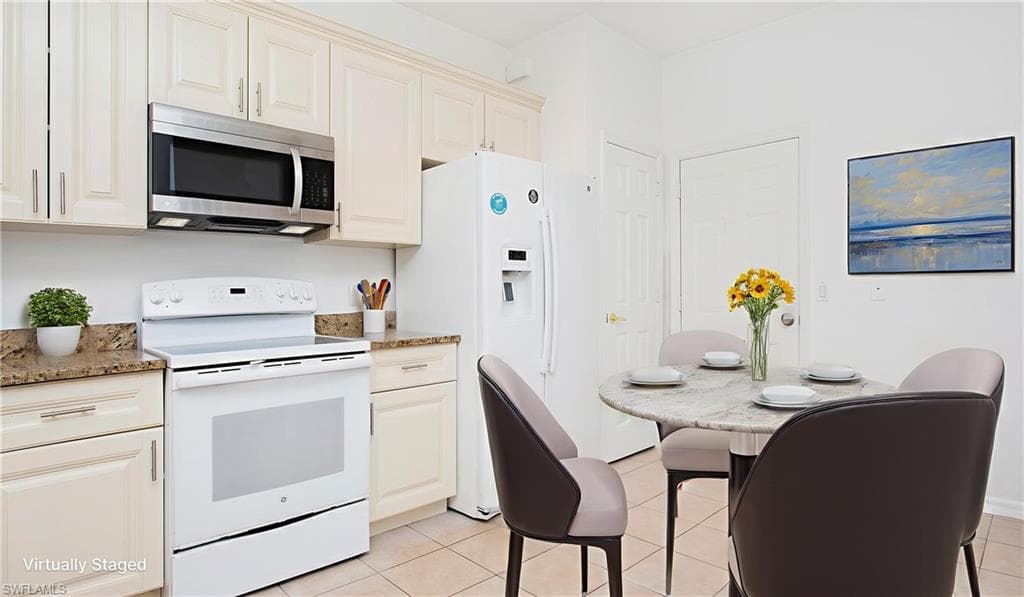 880 Hampton CIR-4