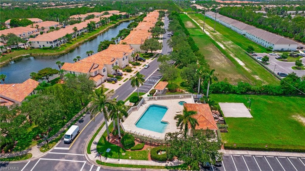 880 Hampton CIR-33