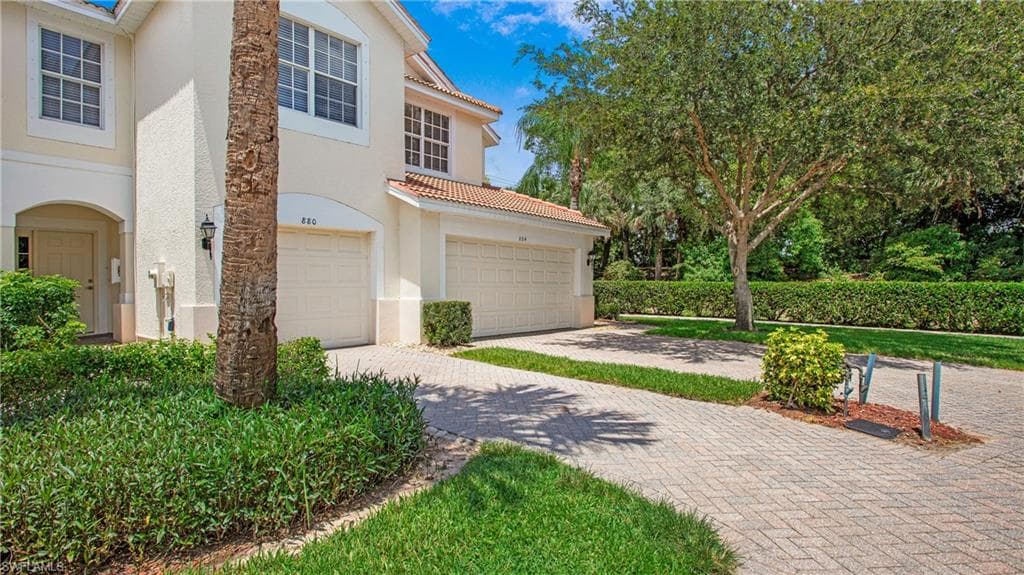 880 Hampton CIR-32