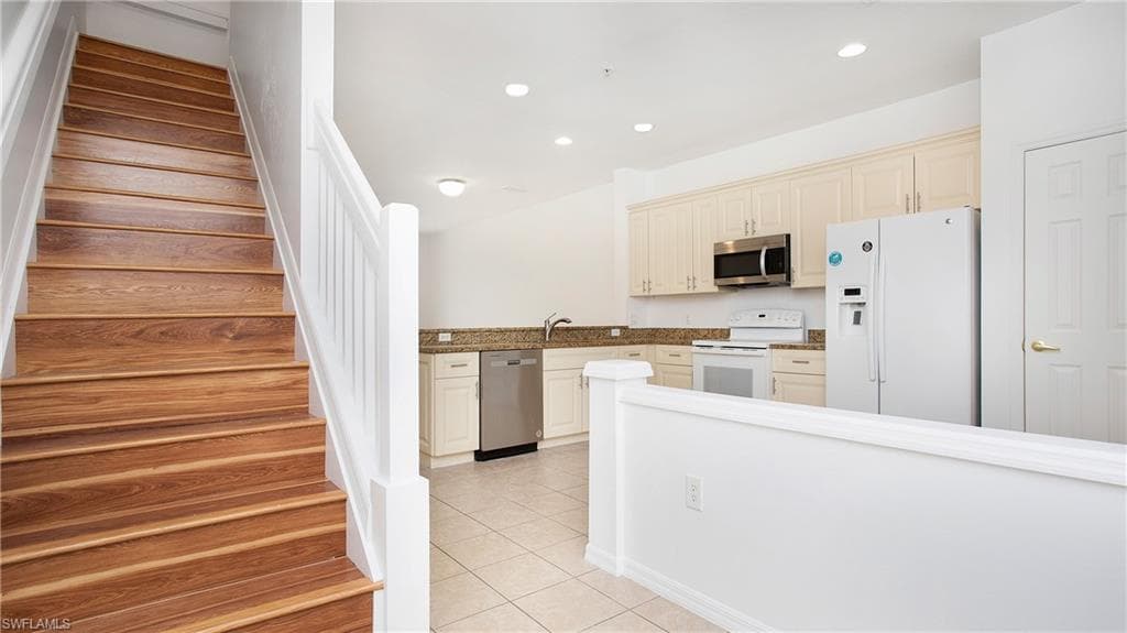 880 Hampton CIR-17
