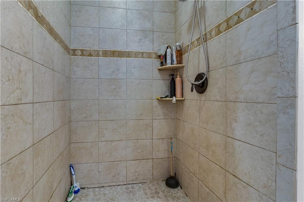 1385 Pine AVE-21