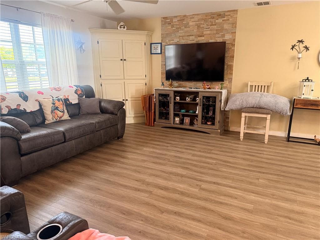 1385 Pine AVE-6