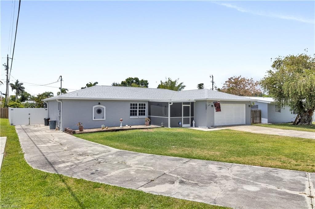 1385 Pine AVE-32