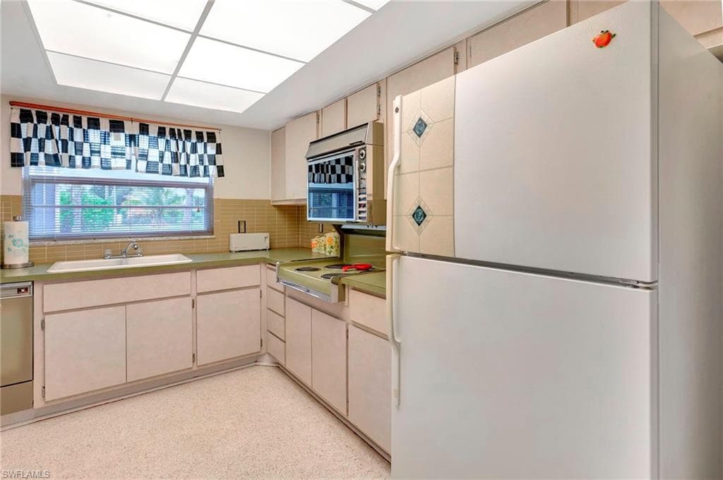5541 Winkler Rd, Fort Myers, FL 33919-15