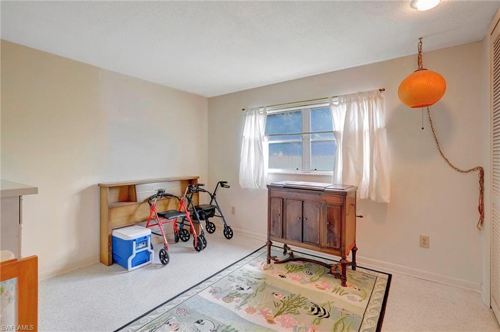5541 Winkler Rd, Fort Myers, FL 33919-28