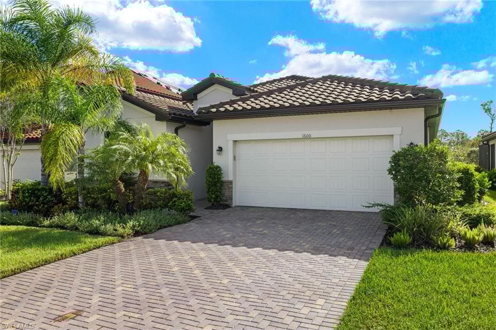 1600 Vizcaya Ln, Naples, FL 34113-3