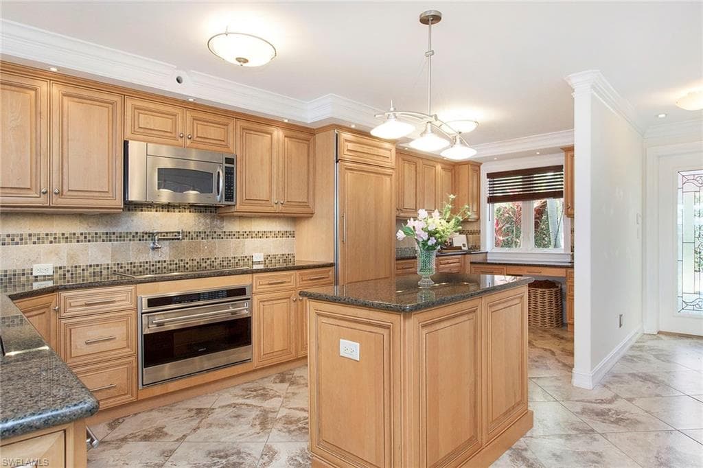 800 River Point Dr 319, Naples, FL 34102-12