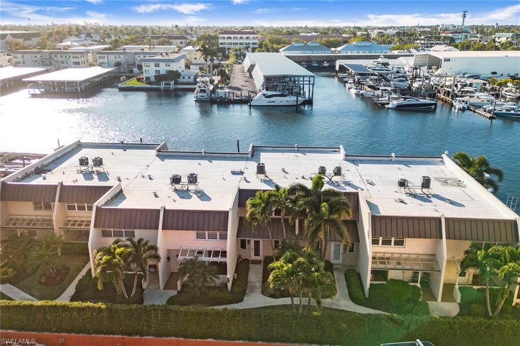 800 River Point Dr 319, Naples, FL 34102-3