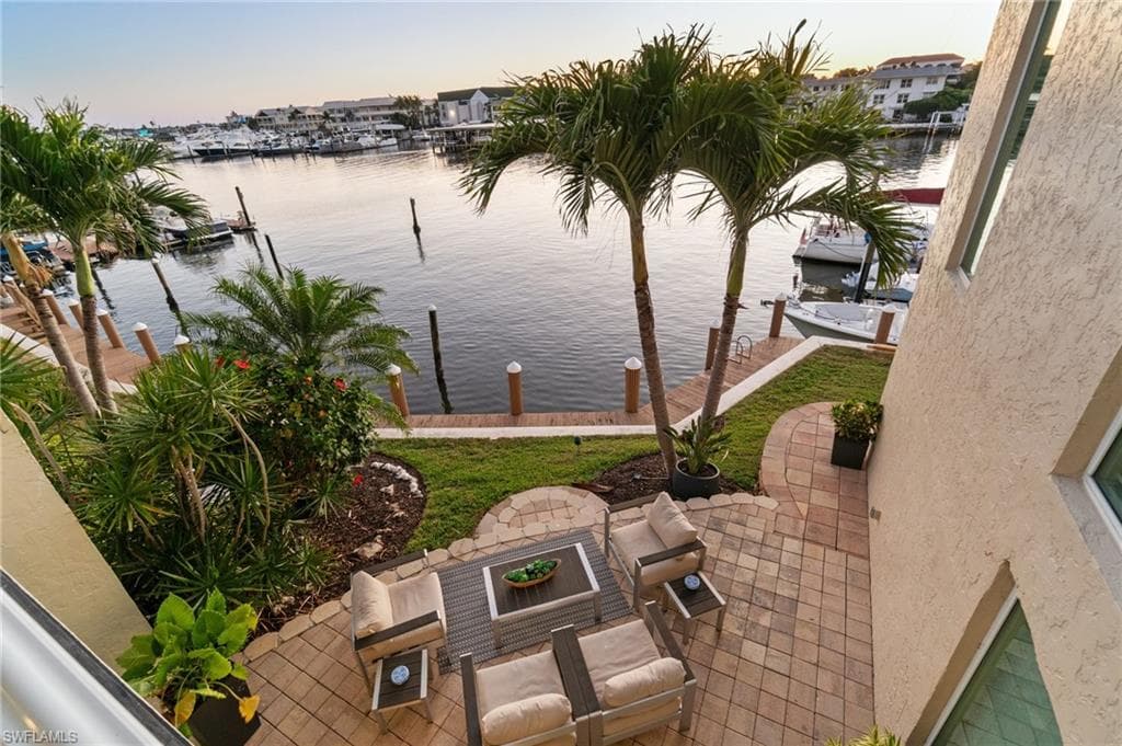 800 River Point Dr 212, Naples, FL 34102-23
