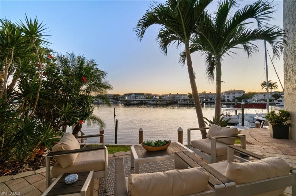 800 River Point Dr 212, Naples, FL 34102-2