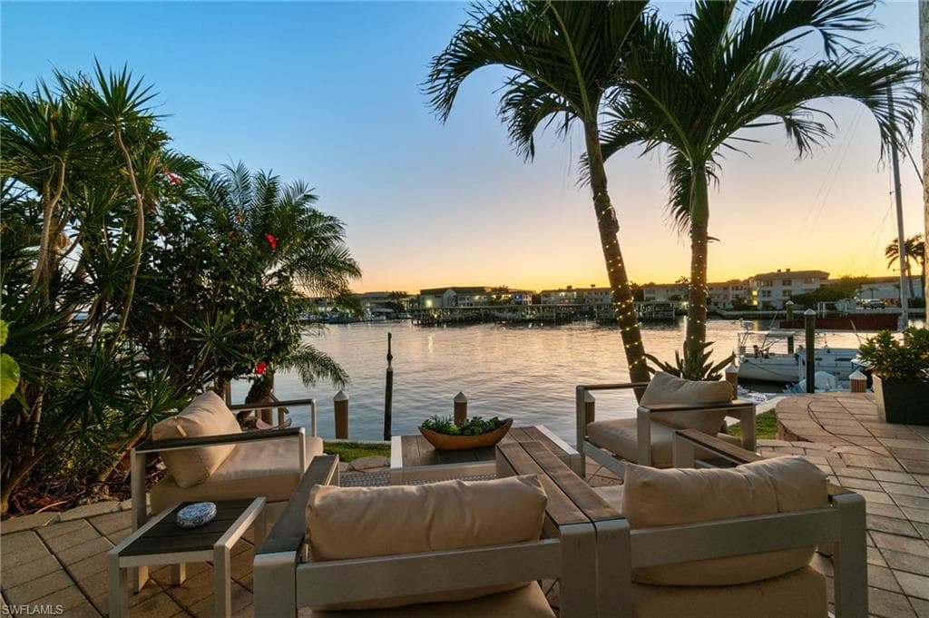 800 River Point Dr 212, Naples, FL 34102-34