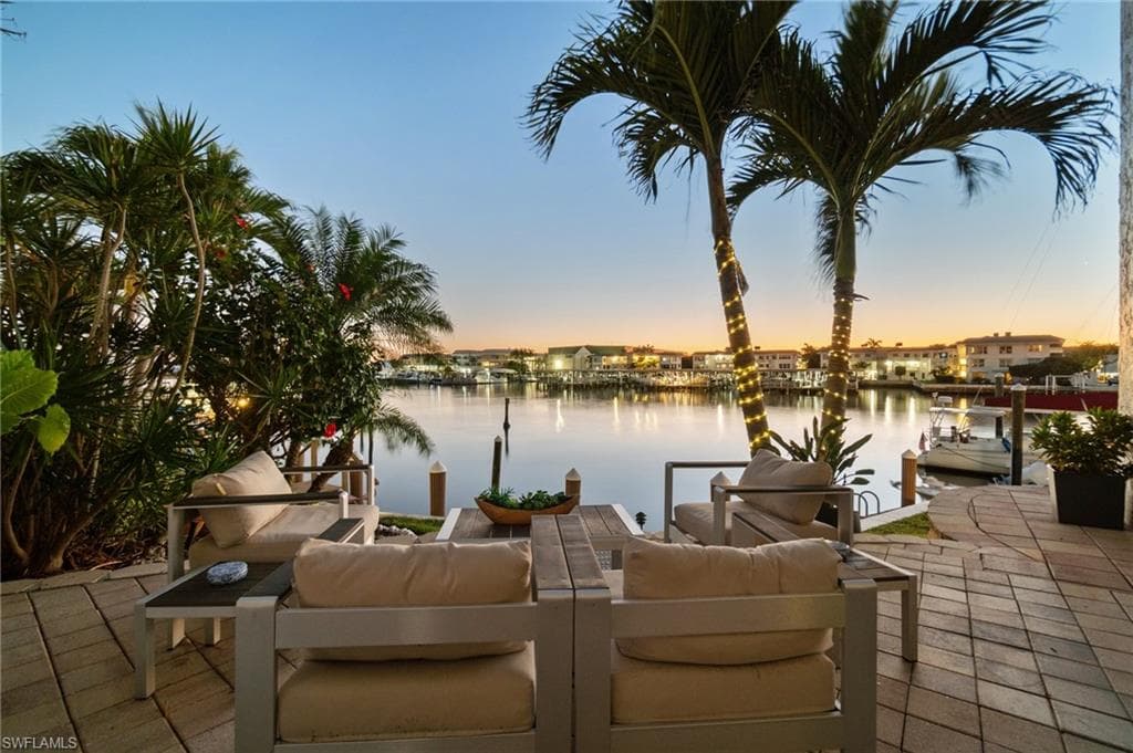 800 River Point Dr 212, Naples, FL 34102-35