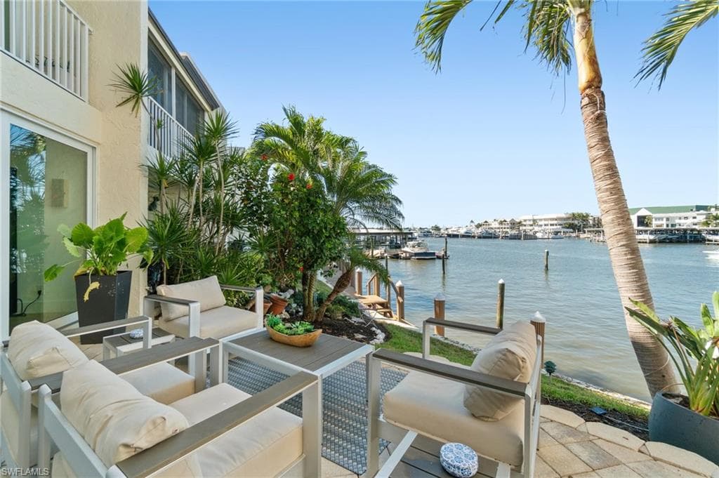 800 River Point Dr 212, Naples, FL 34102-38