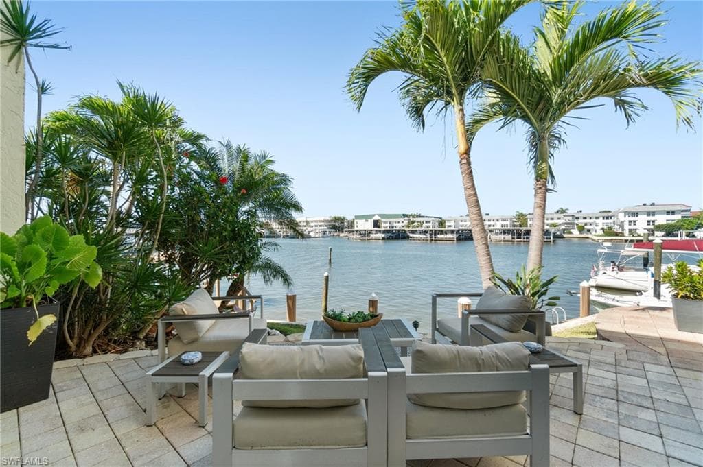 800 River Point Dr 212, Naples, FL 34102-3