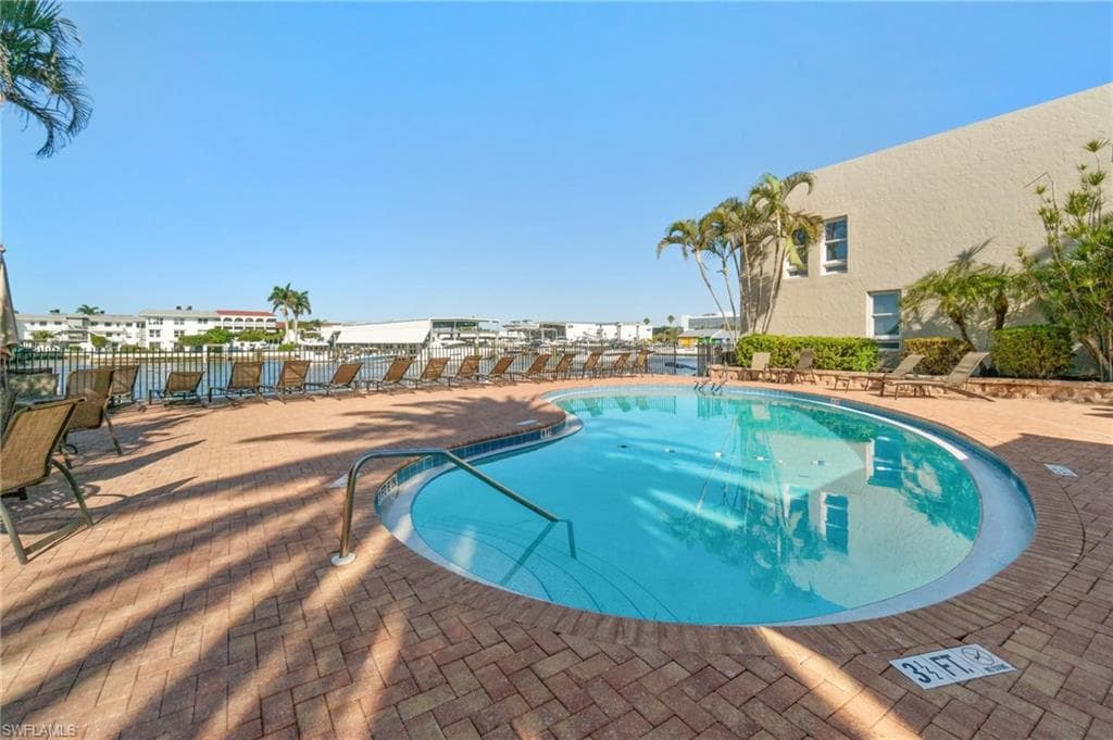 800 River Point Dr 212, Naples, FL 34102-41